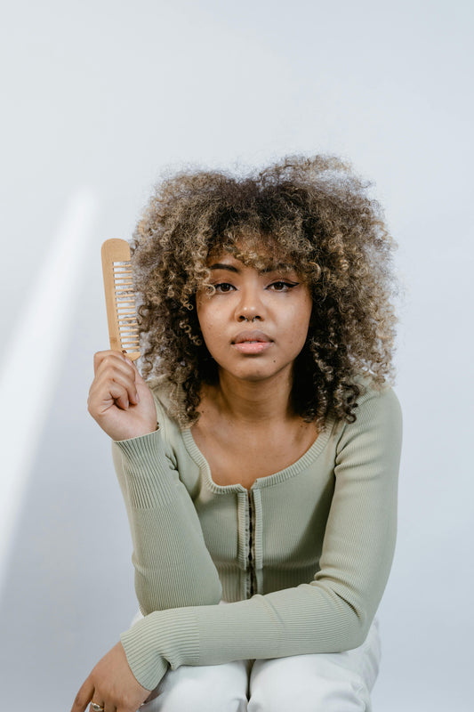 Les Bienfaits du Peigne Afro en corne pour la Chevelure Afro : Un Accessoire Essentiel chez Mwanamke Cosmétique