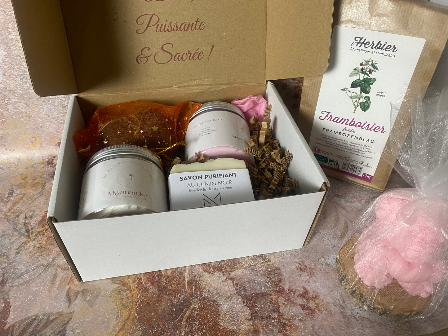 Ta beauté est une histoire complète. Découvre la Box Signature Mwanamke – ton rituel global de femme noire.