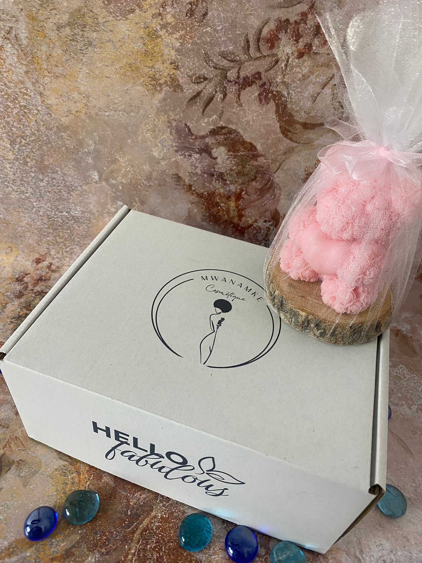 Ta beauté est une histoire complète. Découvre la Box Signature Mwanamke – ton rituel global de femme noire.